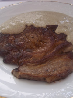 Una foto de Entrecot plancha con salsa de setas al vino tinto
