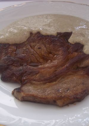 Una foto de Entrecot plancha con salsa de setas al vino tinto