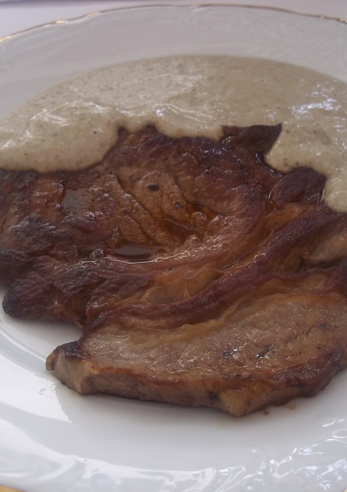 Una foto de Entrecot plancha con salsa de setas al vino tinto