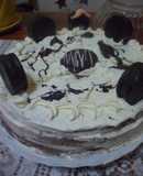 Torta de chocolate, con crema y cerezas en almíbar