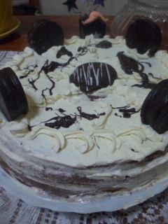 Una foto de Torta de chocolate, con crema y cerezas en almíbar