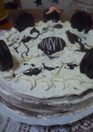 Una foto de Torta de chocolate, con crema y cerezas en almíbar