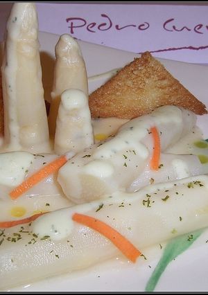 Una foto de Espárragos en su crema