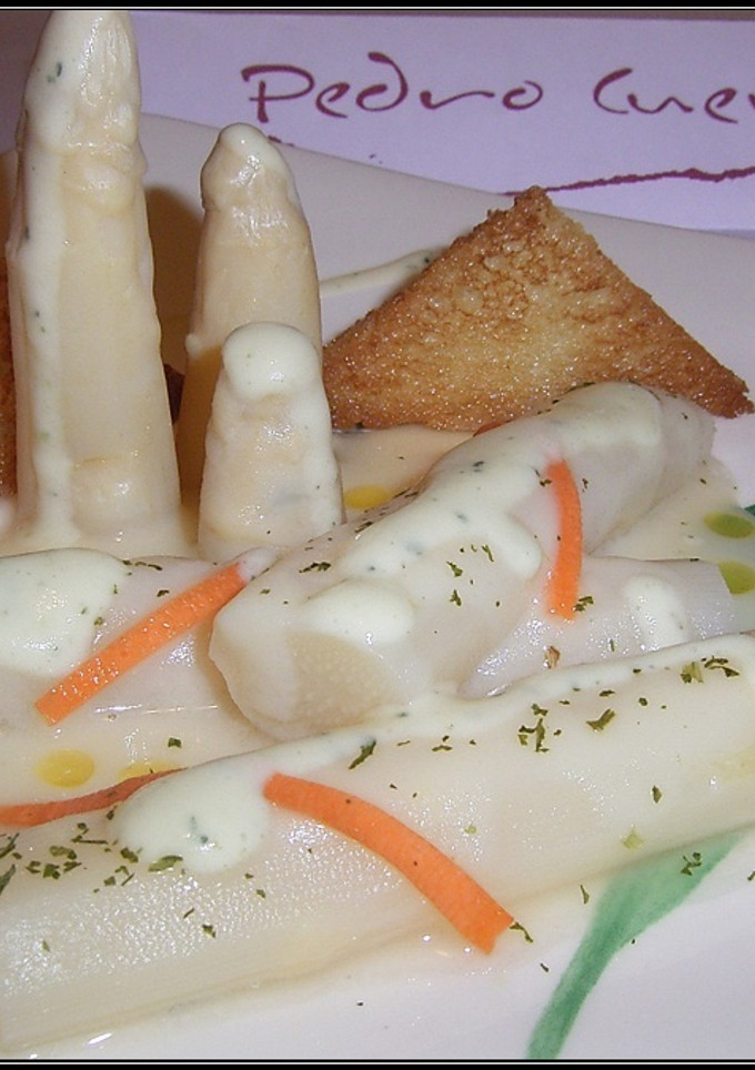 Una foto de Espárragos en su crema