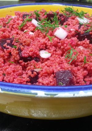 Una foto de Ensalada de couscous red velvet