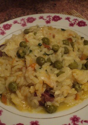 Una foto de Arroz cremoso con verduras en caldo de pollo