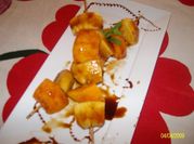 Una foto de brochetas de fruta