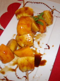 Una foto de Brochetas de frutas