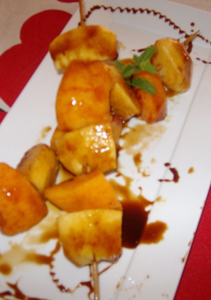 Una foto de Brochetas de frutas