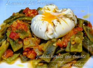 Una foto de Judías verdes con tomate y huevo pochado