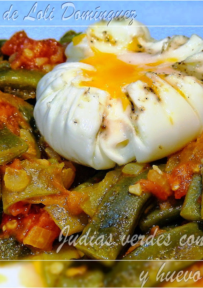Una foto de Judías verdes con tomate y huevo pochado