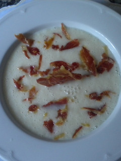 Una foto de Sopa de melón con jamón ibérico