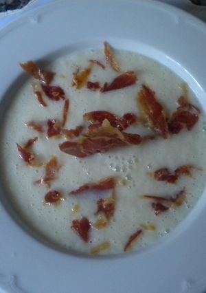 Una foto de Sopa de melón con jamón ibérico 