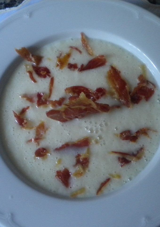 Una foto de Sopa de melón con jamón ibérico 