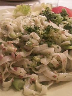 Una foto de Fideos de arroz con pesto