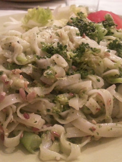 Una foto de Fideos de arroz con pesto