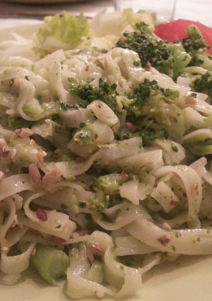 Una foto de Fideos de arroz con pesto