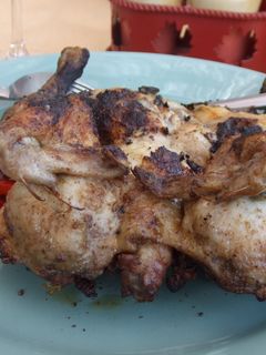 Una foto de Picantones a la parrilla con chimichurri casero