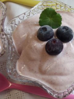 Una foto de Pera y fresas con salsa de arándanos