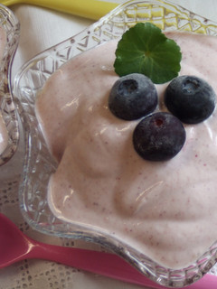Una foto de Pera y fresas con salsa de arándanos