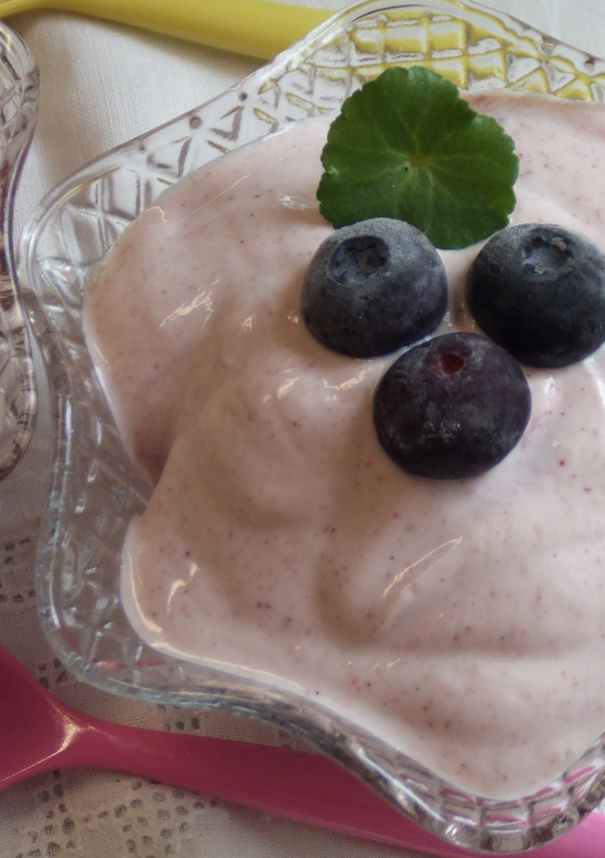 Una foto de Pera y fresas con salsa de arándanos