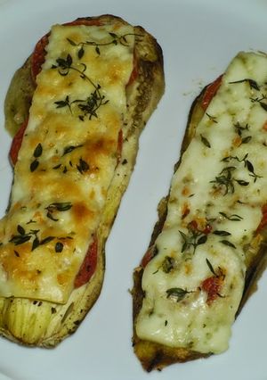Una foto de Berenjenas con queso fresco