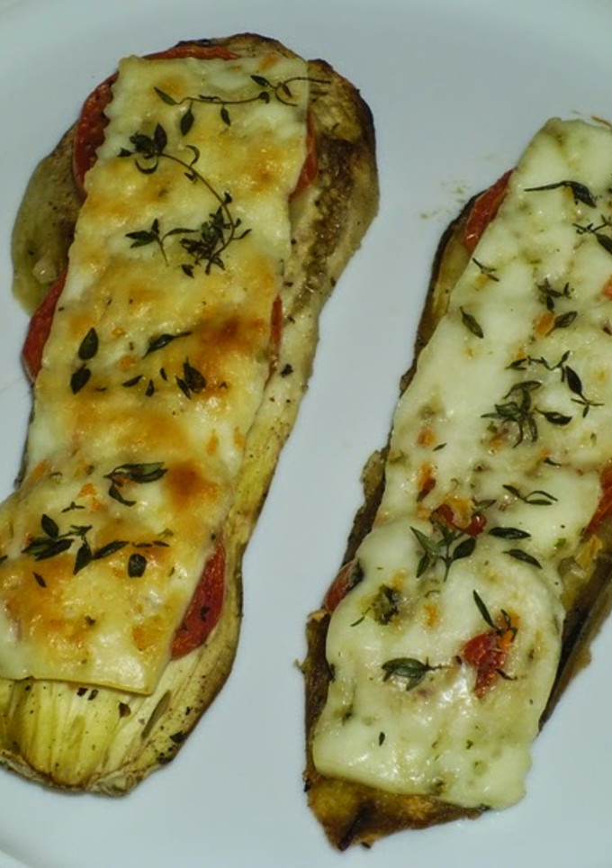 Una foto de Berenjenas con queso fresco