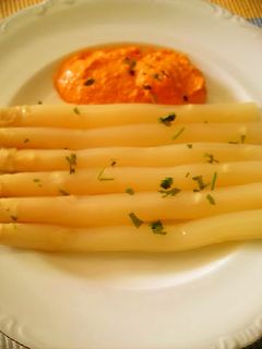 Una foto de Espárragos con salsa de piquillo