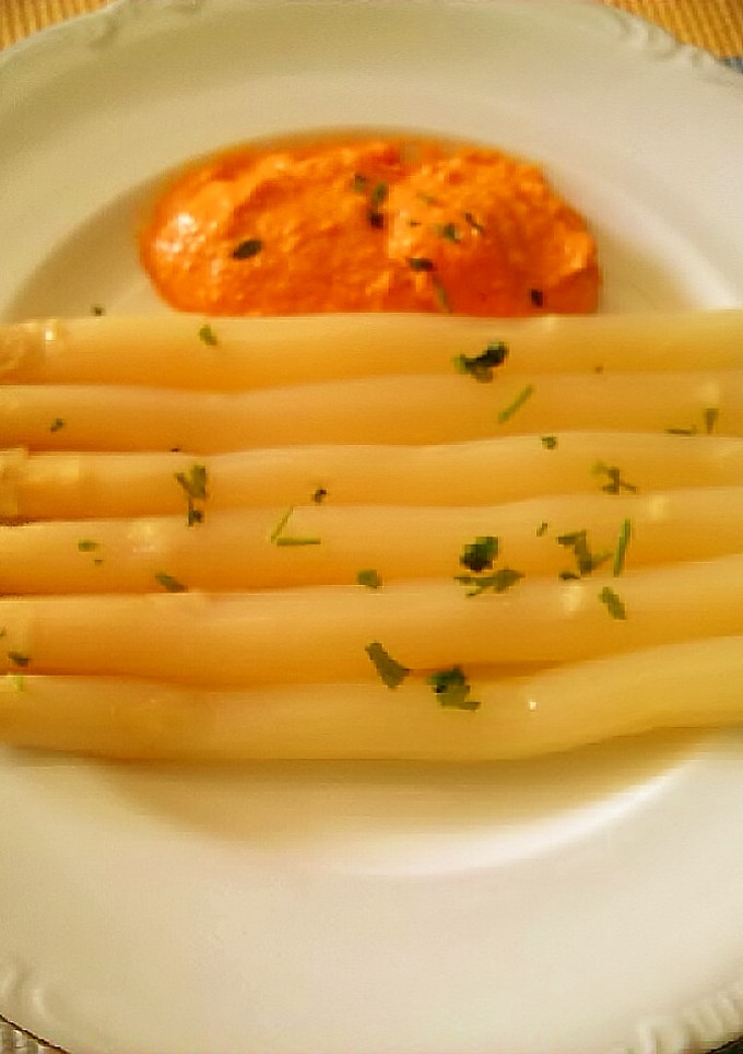 Una foto de Espárragos con salsa de piquillo