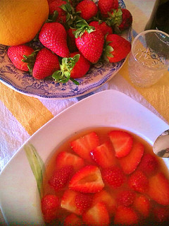 Una foto de Fresas con zumo de naranja natural y vino de Oporto
