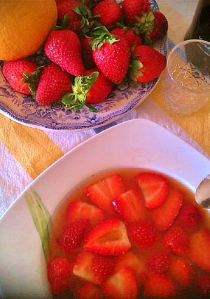 Una foto de Fresas con zumo de naranja natural y vino de Oporto