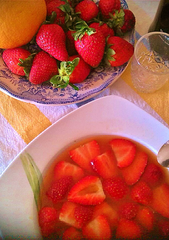 Una foto de Fresas con zumo de naranja natural y vino de Oporto