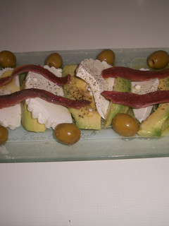 Una foto de Aguacates con anchoas en aceite