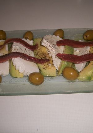 Una foto de Aguacates con anchoas en aceite