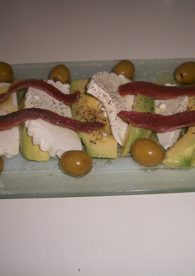 Una foto de Aguacates con anchoas en aceite