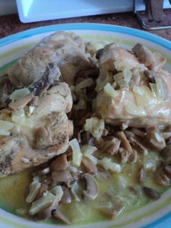 Una foto de Pollo en salsa de champiñones a la mostaza