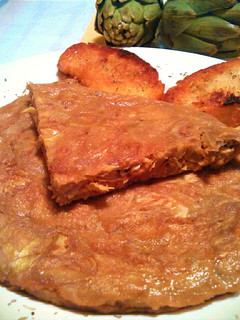 Una foto de Tortilla de alcachofas con ajos tiernos