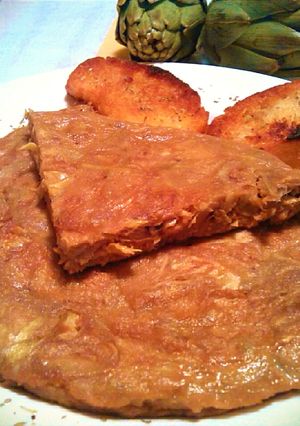 Una foto de Tortilla de alcachofas con ajos tiernos