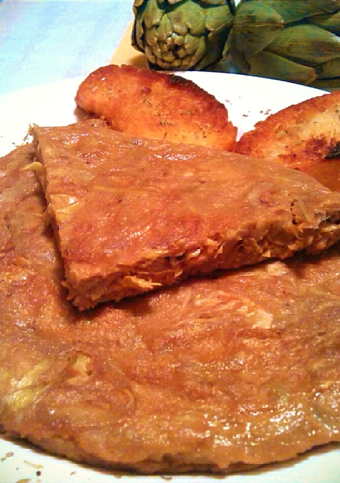 Una foto de Tortilla de alcachofas con ajos tiernos