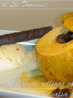 Una foto de Manzanas rellenas al horno con salsa de sidra
