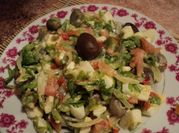 Una foto de lechuga aceitunas