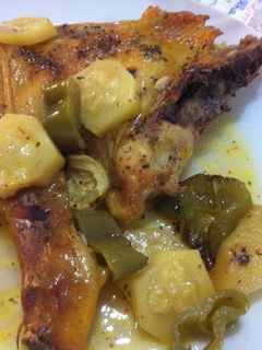 Una foto de Pollo al horno con limón y manzana