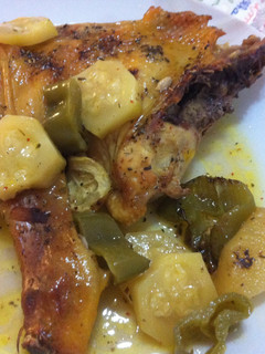 Una foto de Pollo al horno con limón y manzana