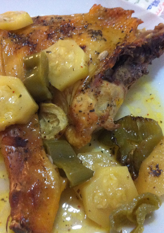 Una foto de Pollo al horno con limón y manzana