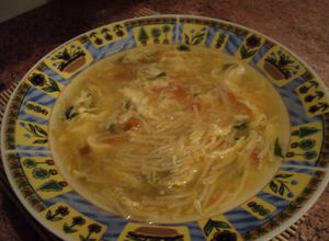 Una foto de Sopa casera de pollo con verduras y cabello de ángel