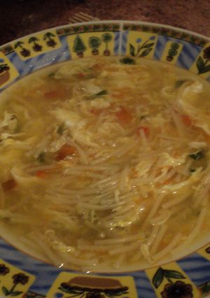 Una foto de Sopa casera de pollo con verduras y cabello de ángel