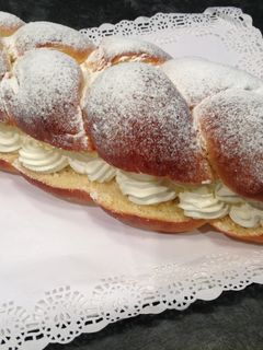Una foto de Trenza de Brioche rellena de nata