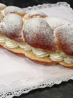 Una foto de Trenza de Brioche rellena de nata