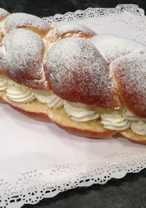 Una foto de Trenza de Brioche rellena de nata