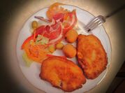 Una foto de bistec empanados